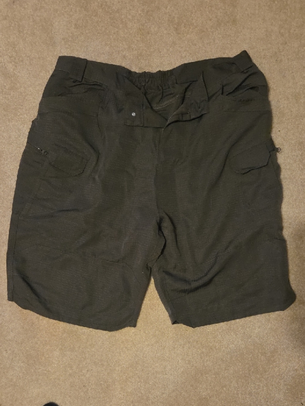 Men's Greem Cargo Shorts with Utility Pockets